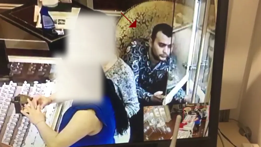Bakıda mağazadan qızıl oğurlayan şəxsin anbaan - GÖRÜNTÜLƏRİ - FOTO - VİDEO