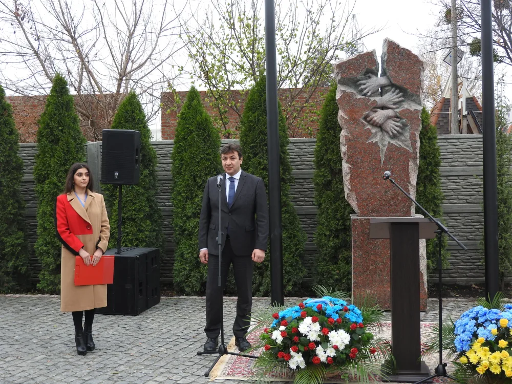Erməni kilsəsinin yanında Azərbaycan bayrağı asıldı - FOTOLAR