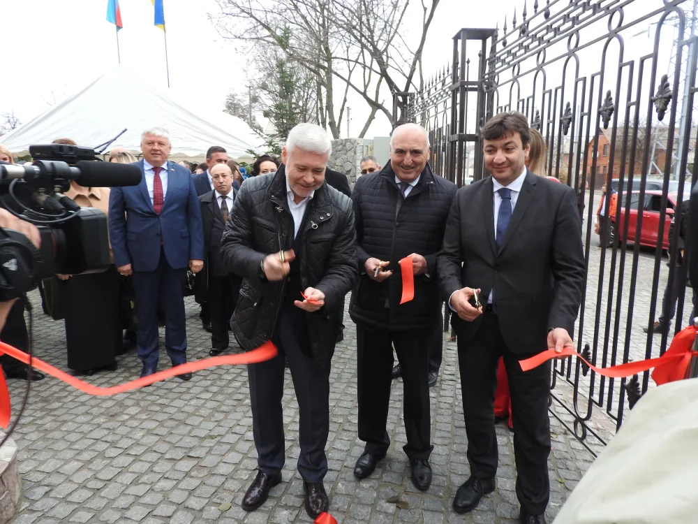 Erməni kilsəsinin yanında Azərbaycan bayrağı asıldı - FOTOLAR