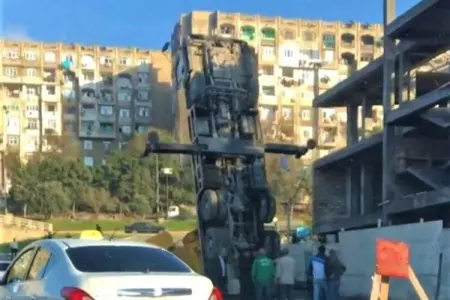 Bakıda kran aşdı - -VİDEO