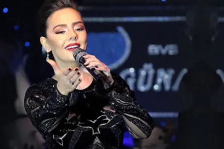 Ebru Gündeş toyda Azərbaycan mahnısı oxudu