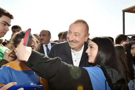 Prezidentlə gəncin maraqlı dialoqu: - “Cənab prezident, şəkil bulanlıq düşüb, yenidən çəkdirə bilərik?”