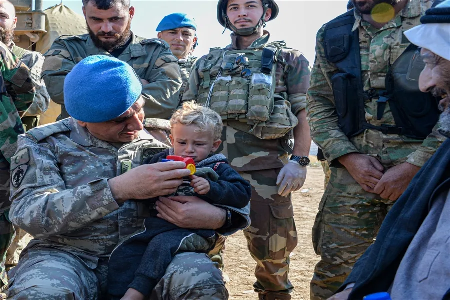 Türk əsgərlərdən suriyalı uşaqlara qayğı - FOTOLAR