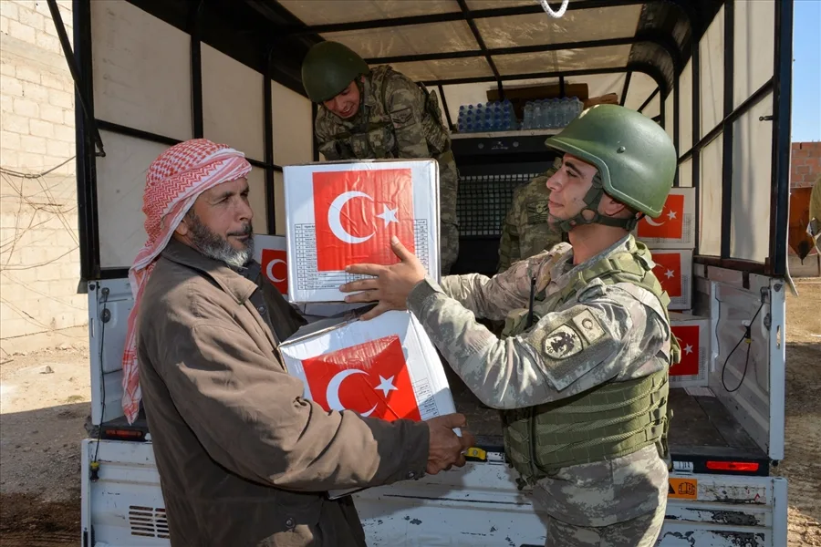 Türk əsgərlərdən suriyalı uşaqlara qayğı - FOTOLAR