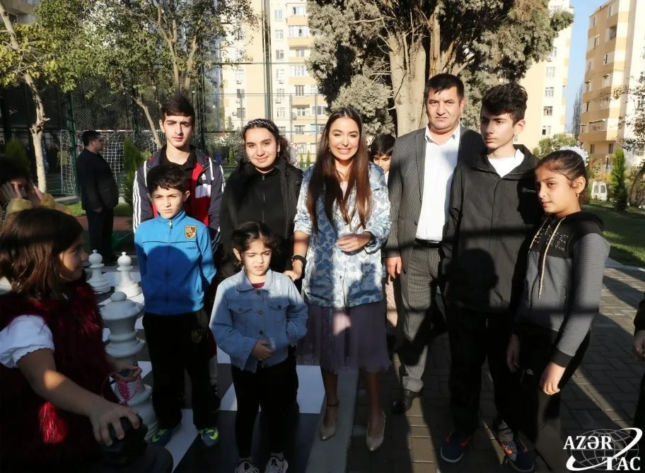 Leyla Əliyeva abadlaşdırılan növbəti həyətin açılışında olub - -FOTOLAR