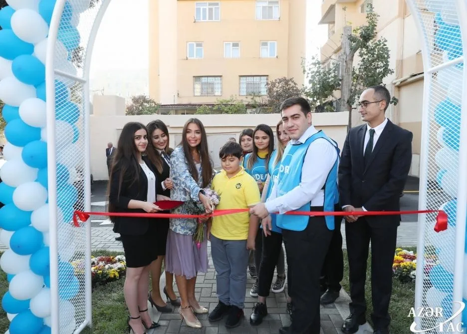 Leyla Əliyeva abadlaşdırılan növbəti həyətin açılışında olub - -FOTOLAR