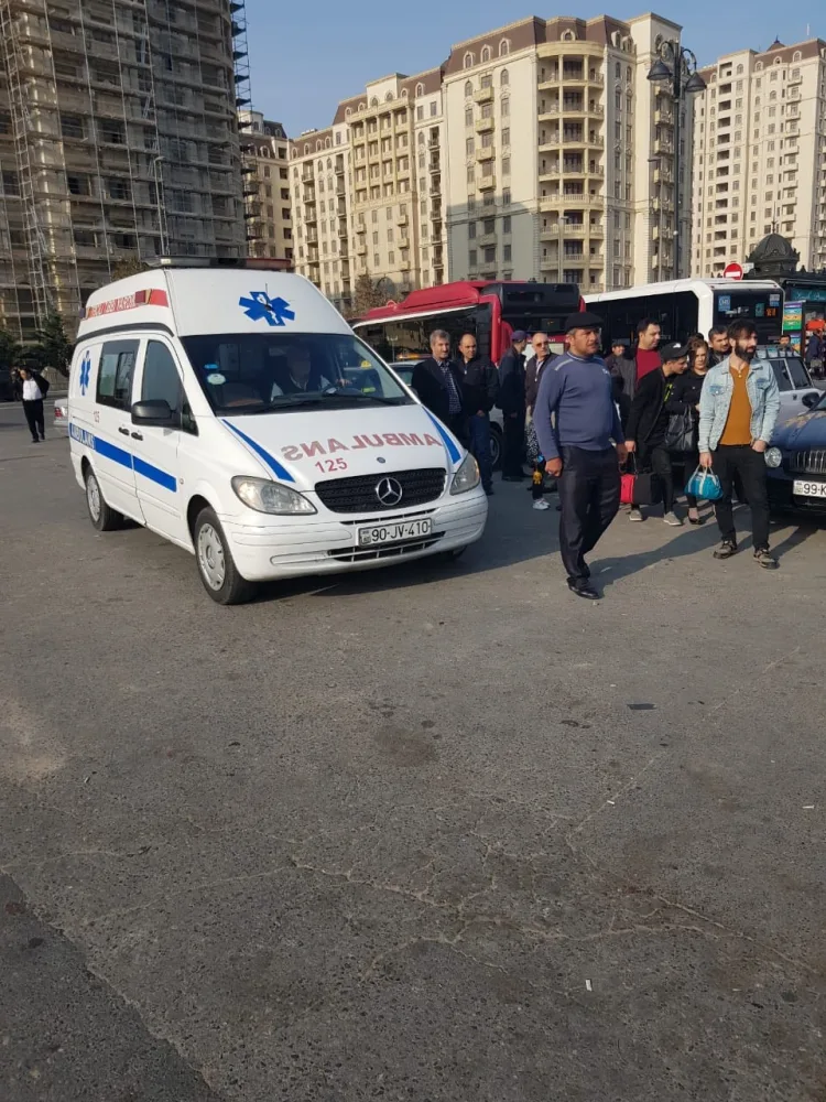 "Koroğlu" stansiyasının yanında hadisə - QADIN XƏSTƏXANALIQ OLDU - FOTOLAR