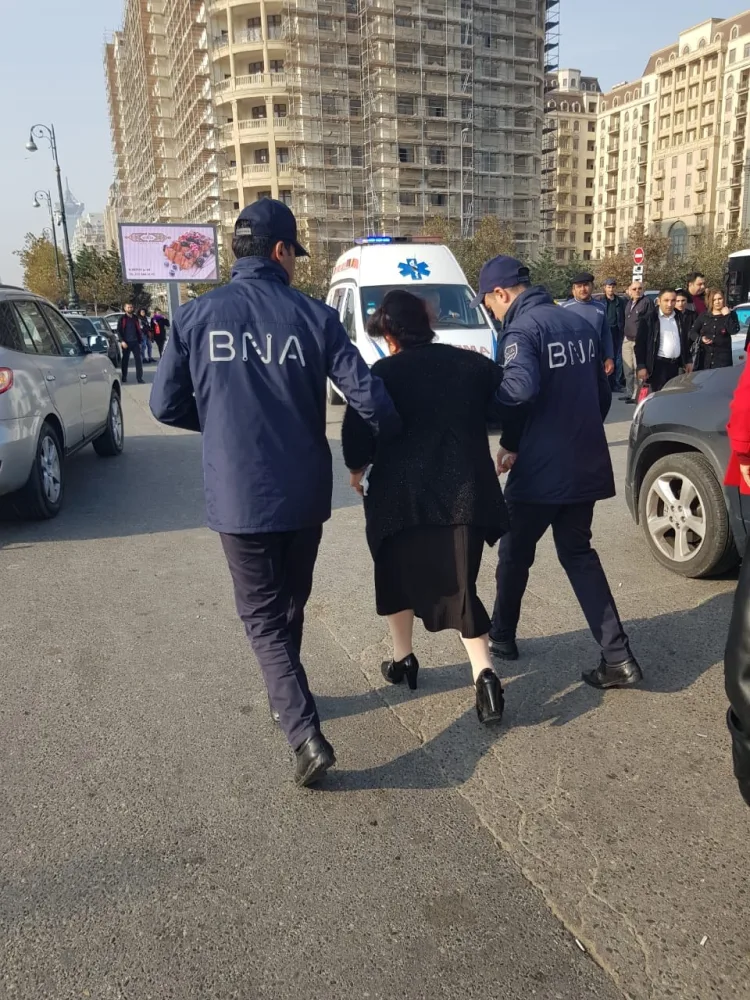 "Koroğlu" stansiyasının yanında hadisə - QADIN XƏSTƏXANALIQ OLDU - FOTOLAR