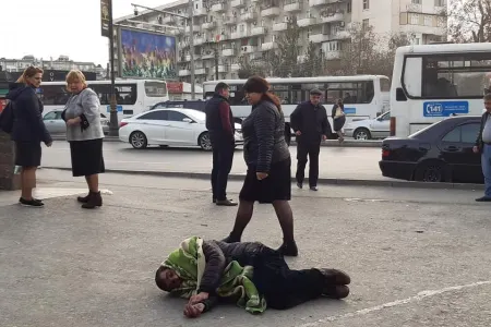 Bakı metrosunun qarşısında - HADİSƏ - FOTOLAR