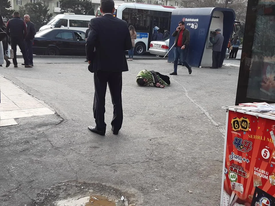 Bakı metrosunun qarşısında - HADİSƏ - FOTOLAR