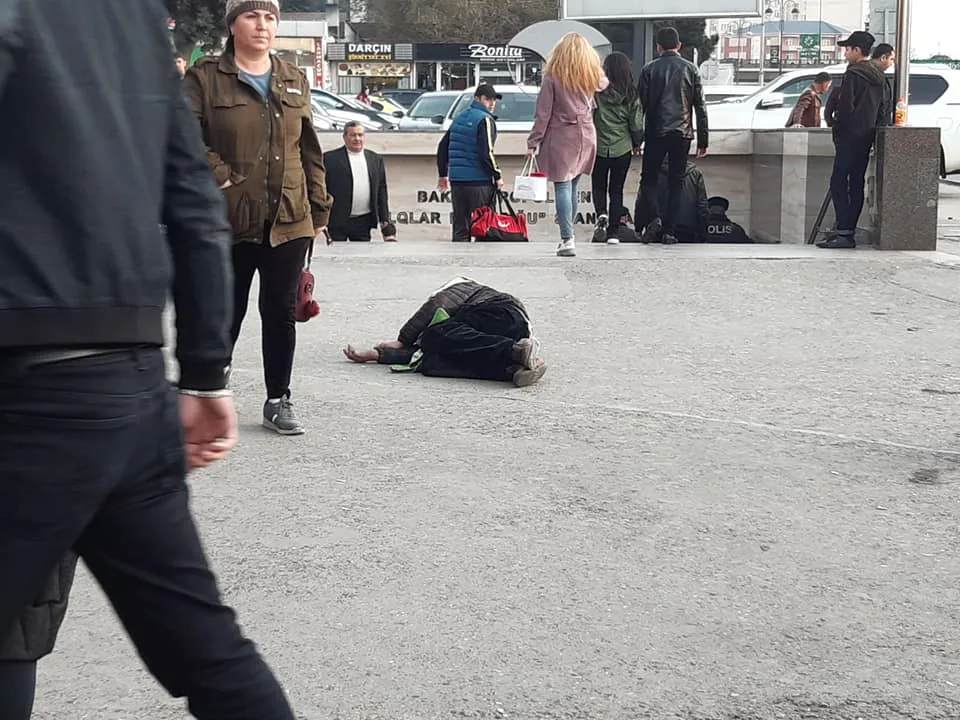 Bakı metrosunun qarşısında - HADİSƏ - FOTOLAR