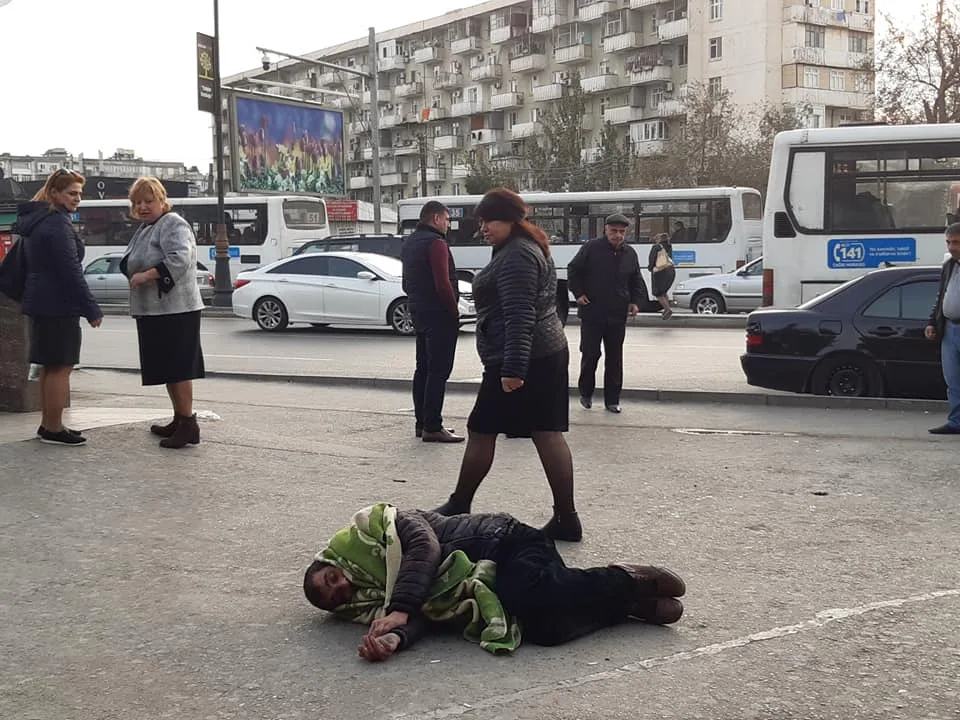 Bakı metrosunun qarşısında - HADİSƏ - FOTOLAR