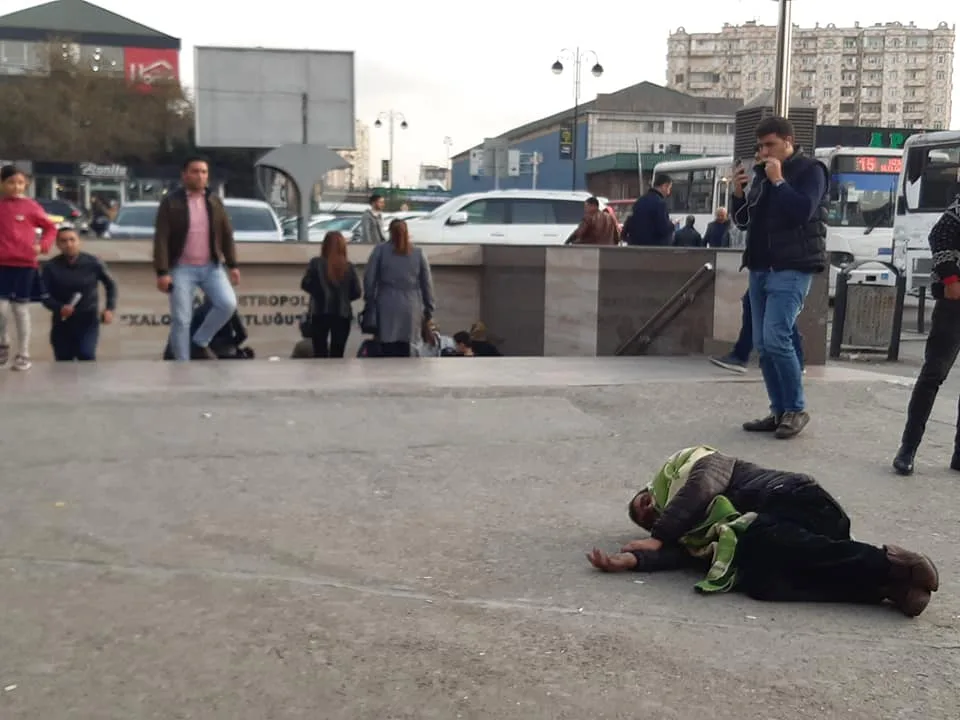 Bakı metrosunun qarşısında - HADİSƏ - FOTOLAR