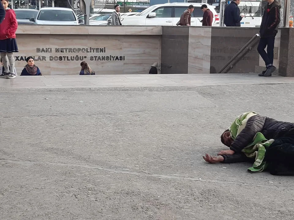Bakı metrosunun qarşısında - HADİSƏ - FOTOLAR