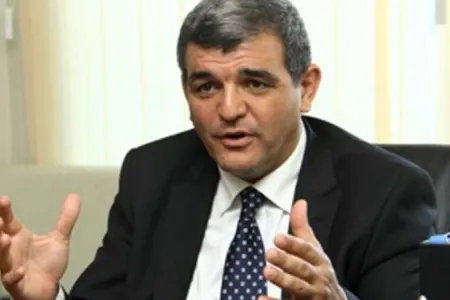 Fazil Mustafa: - "İş tapmayanlar taksi sürür"