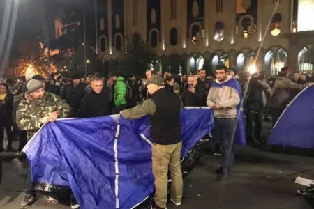 Parlamentin binası qarşısında çadırlar quruldu