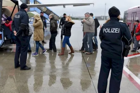 Deport edilən 61 azərbaycanlı Bakıya gəldi - Rəsmi