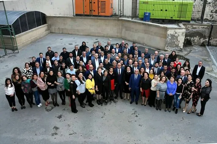 APA 15 yaşını qeyd edir