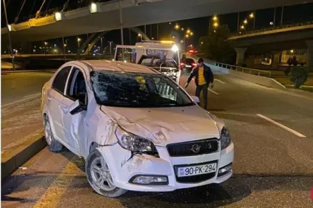 Bakıda avtomobil körpüdən aşdı - -Sürücü tapılmır