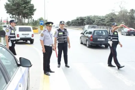 Yol polisinin saxladığı maşının sürücüsü və sərnişini düşüb qaçdı