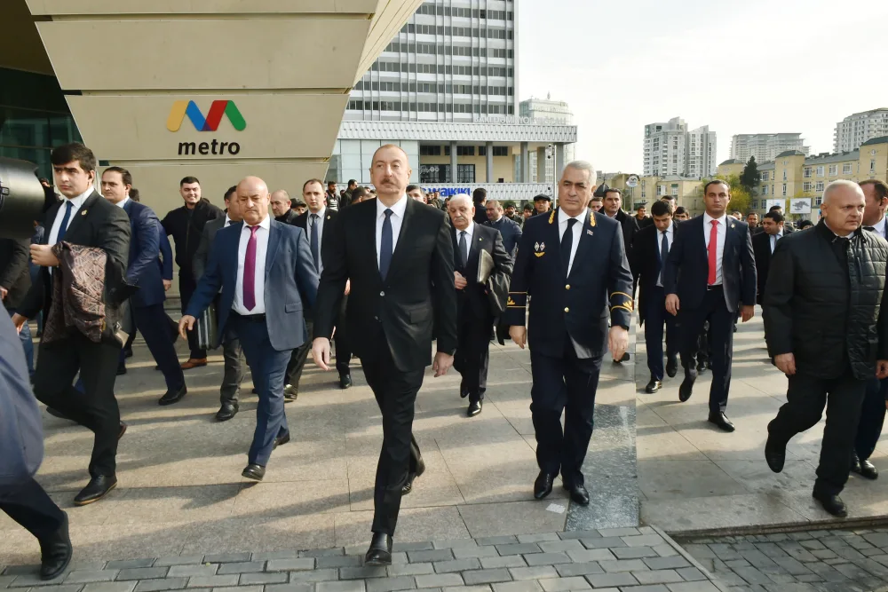Prezident “28 May”da sakinlərlə görüşdü - FOTO - YENİLƏNİB