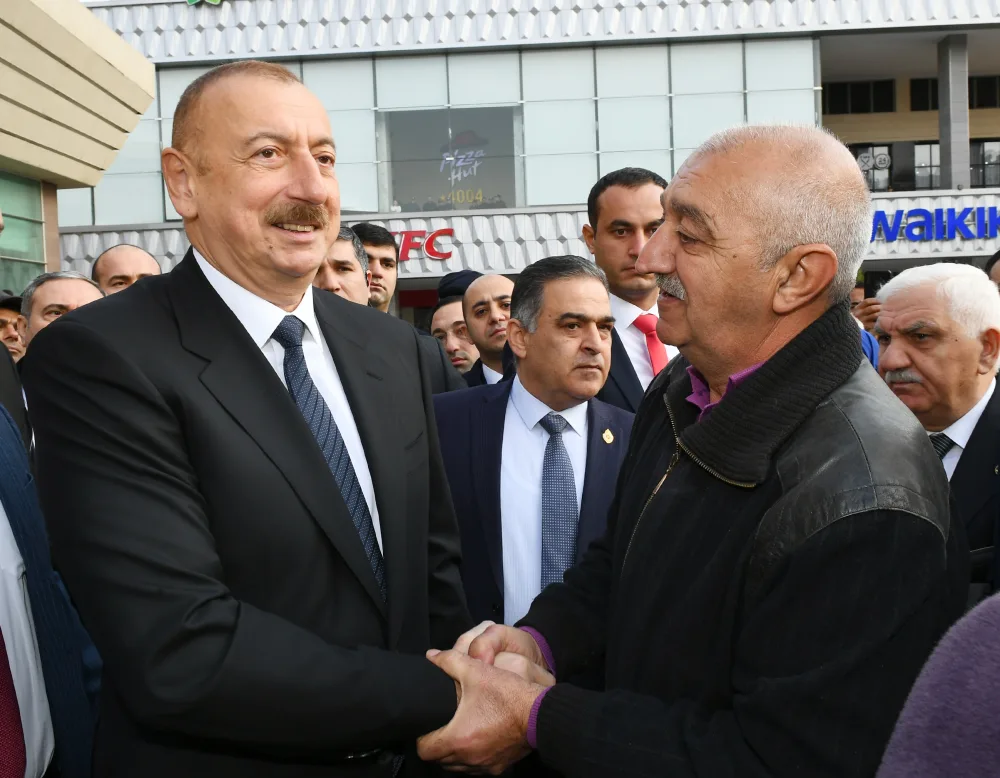 Prezident “28 May”da sakinlərlə görüşdü - FOTO - YENİLƏNİB