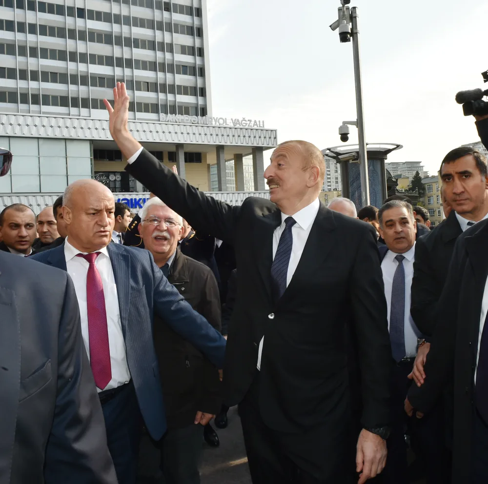 Prezident “28 May”da sakinlərlə görüşdü - FOTO - YENİLƏNİB