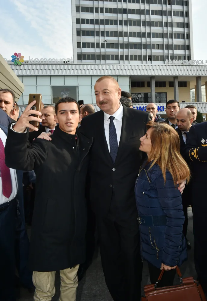 Prezident “28 May”da sakinlərlə görüşdü - FOTO - YENİLƏNİB