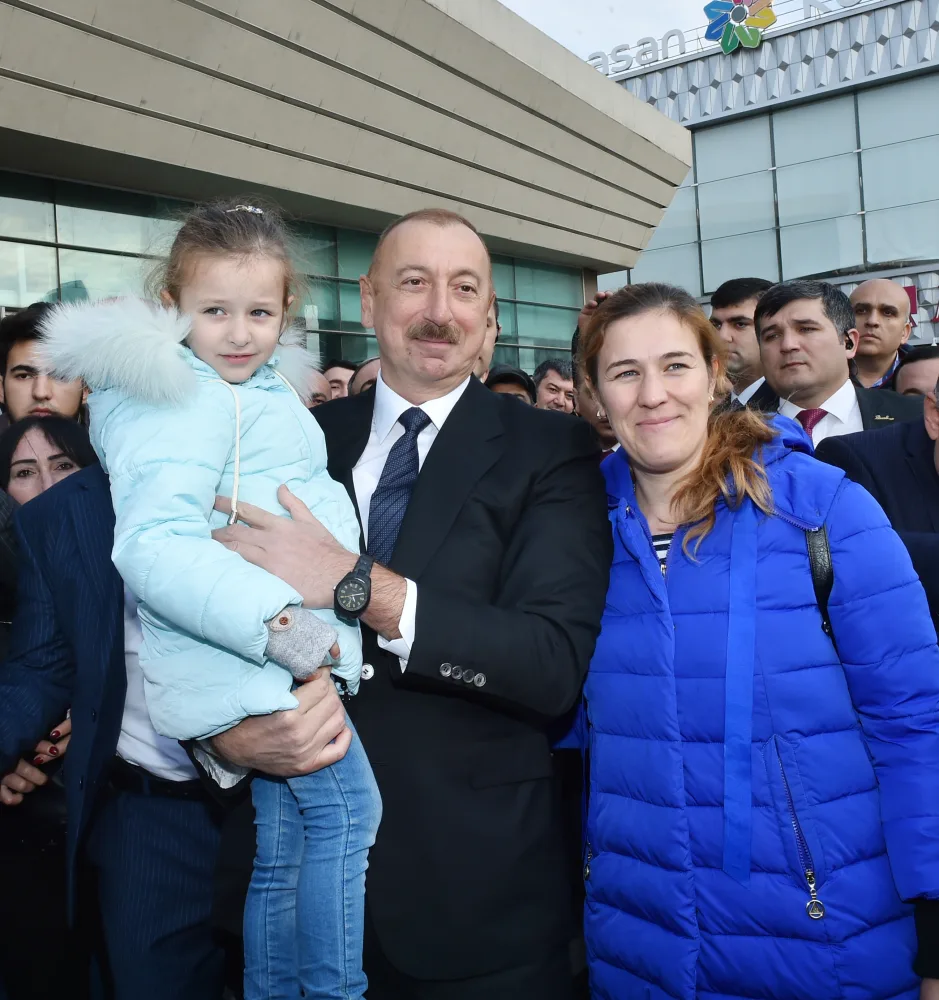Prezident “28 May”da sakinlərlə görüşdü - FOTO - YENİLƏNİB
