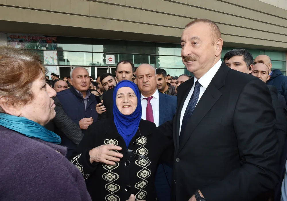 Prezident “28 May”da sakinlərlə görüşdü - FOTO - YENİLƏNİB