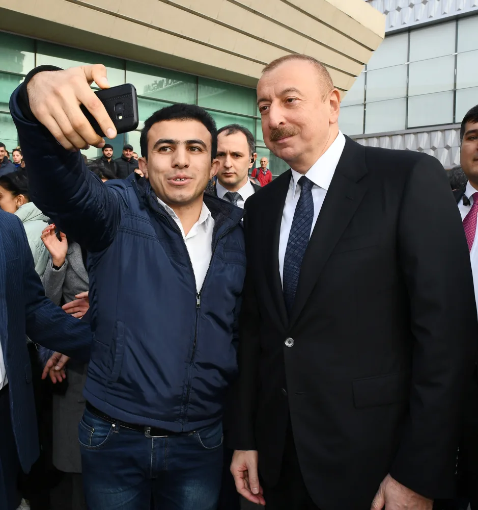 Prezident “28 May”da sakinlərlə görüşdü - FOTO - YENİLƏNİB