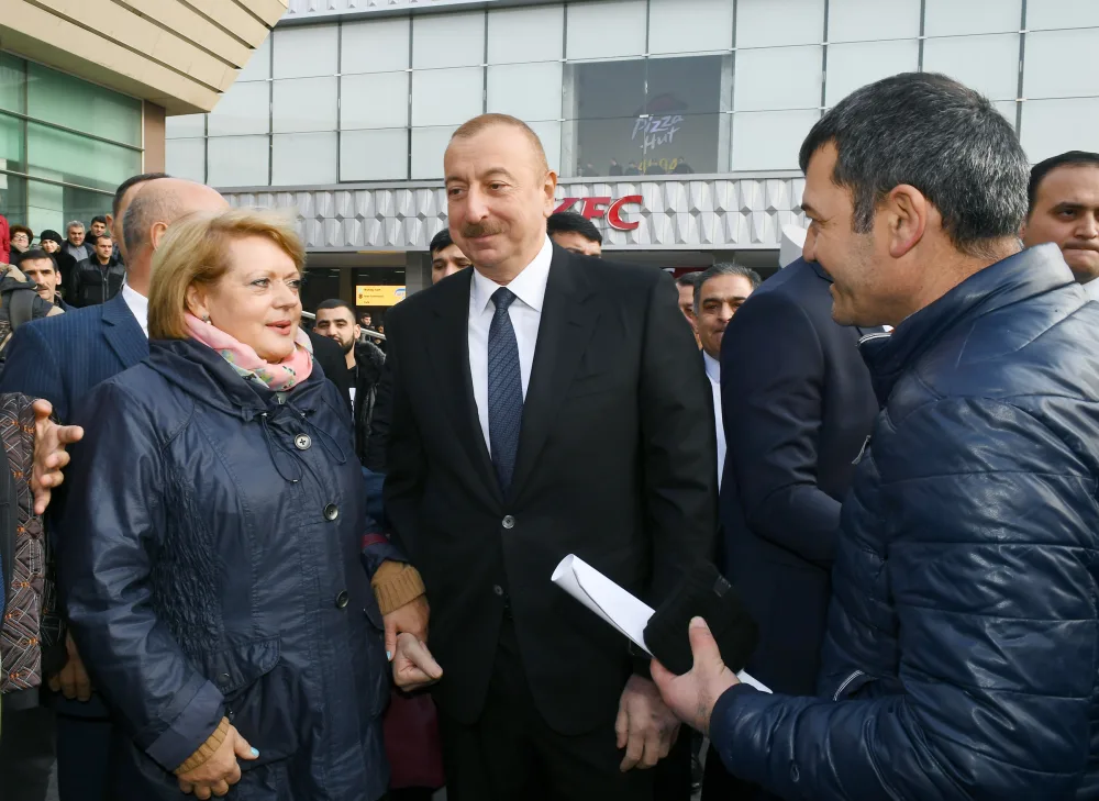 Prezident “28 May”da sakinlərlə görüşdü - FOTO - YENİLƏNİB