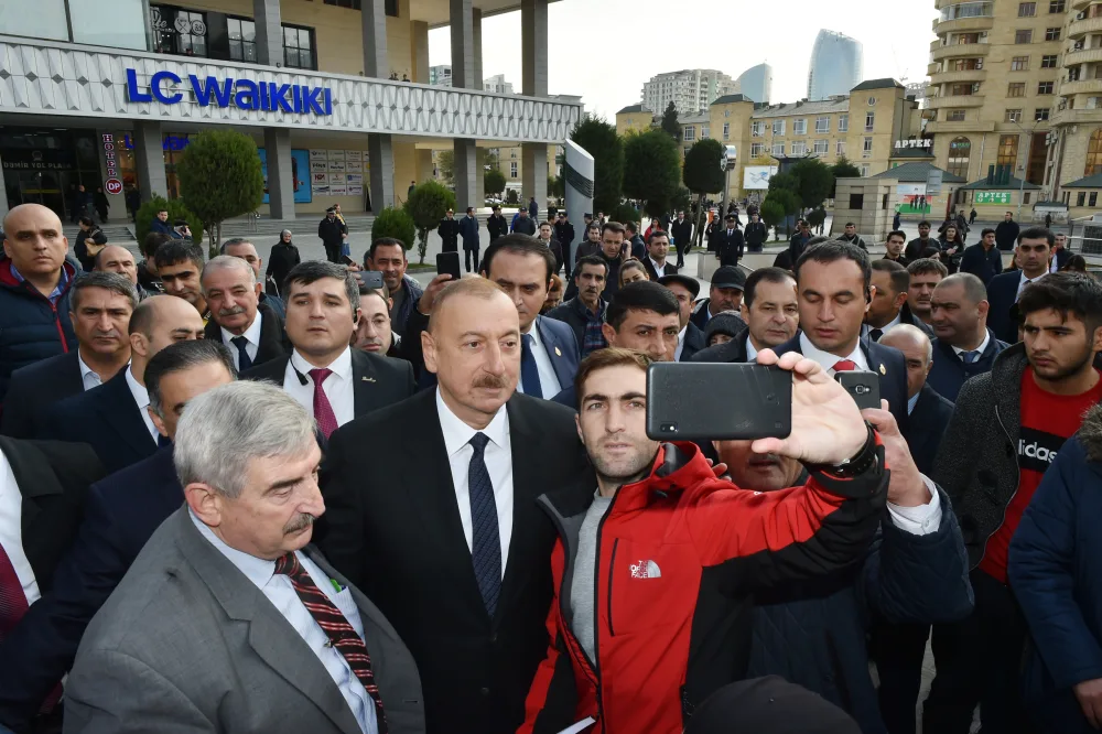Prezident “28 May”da sakinlərlə görüşdü - FOTO - YENİLƏNİB