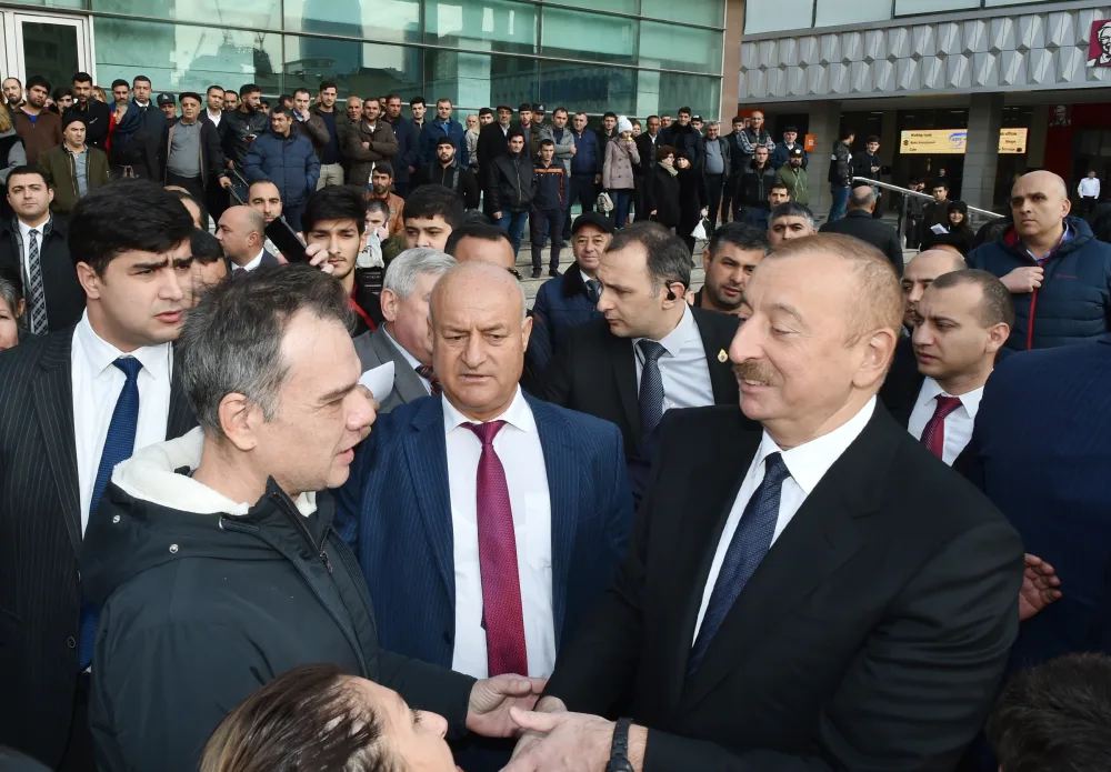 Prezident “28 May”da sakinlərlə görüşdü - FOTO - YENİLƏNİB