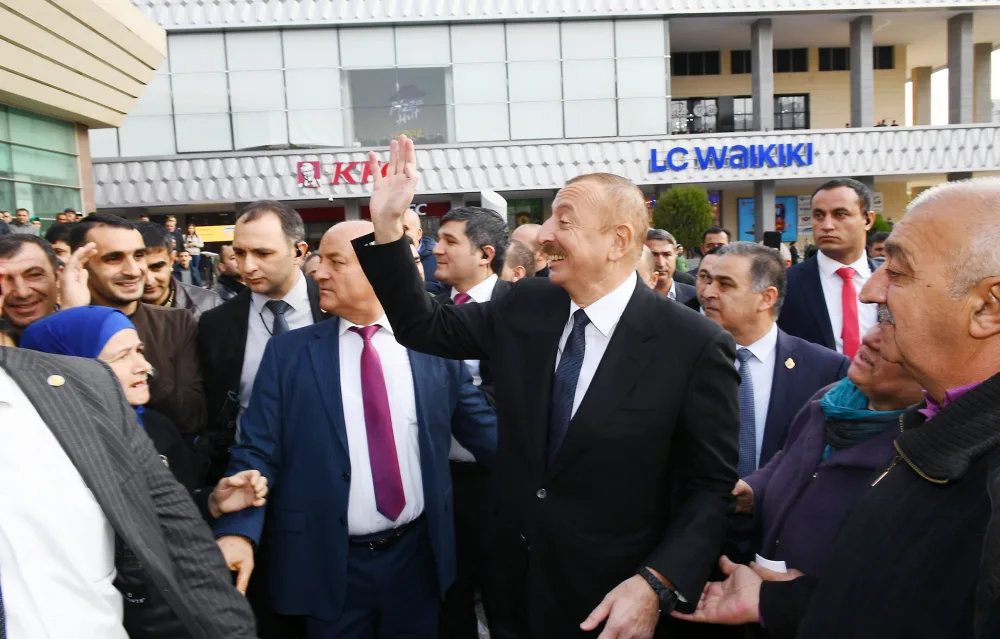 Prezident “28 May”da sakinlərlə görüşdü - FOTO - YENİLƏNİB