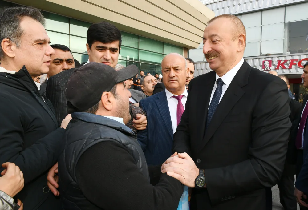 Prezident “28 May”da sakinlərlə görüşdü - FOTO - YENİLƏNİB