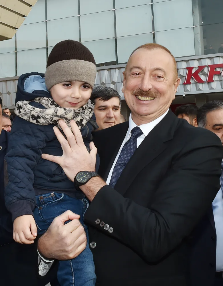 Prezident “28 May”da sakinlərlə görüşdü - FOTO - YENİLƏNİB