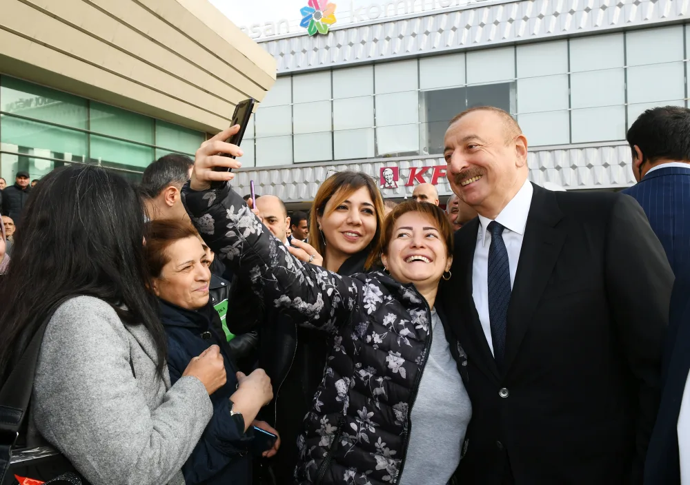 Prezident “28 May”da sakinlərlə görüşdü - FOTO - YENİLƏNİB