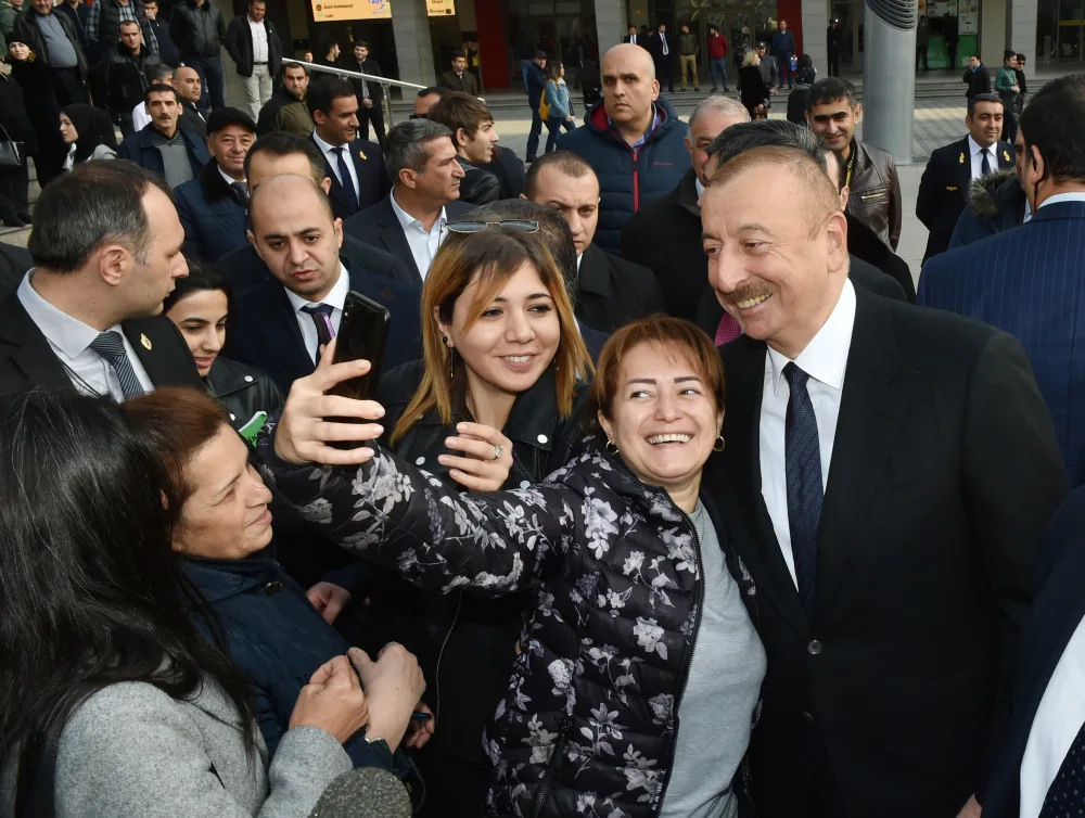 Prezident “28 May”da sakinlərlə görüşdü - FOTO - YENİLƏNİB