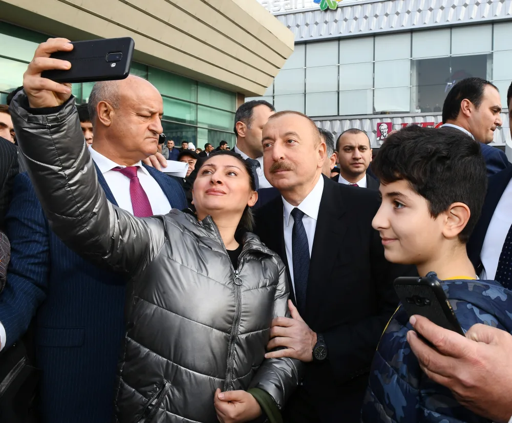 Prezident “28 May”da sakinlərlə görüşdü - FOTO - YENİLƏNİB