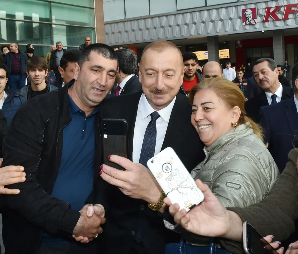 Prezident “28 May”da sakinlərlə görüşdü - FOTO - YENİLƏNİB