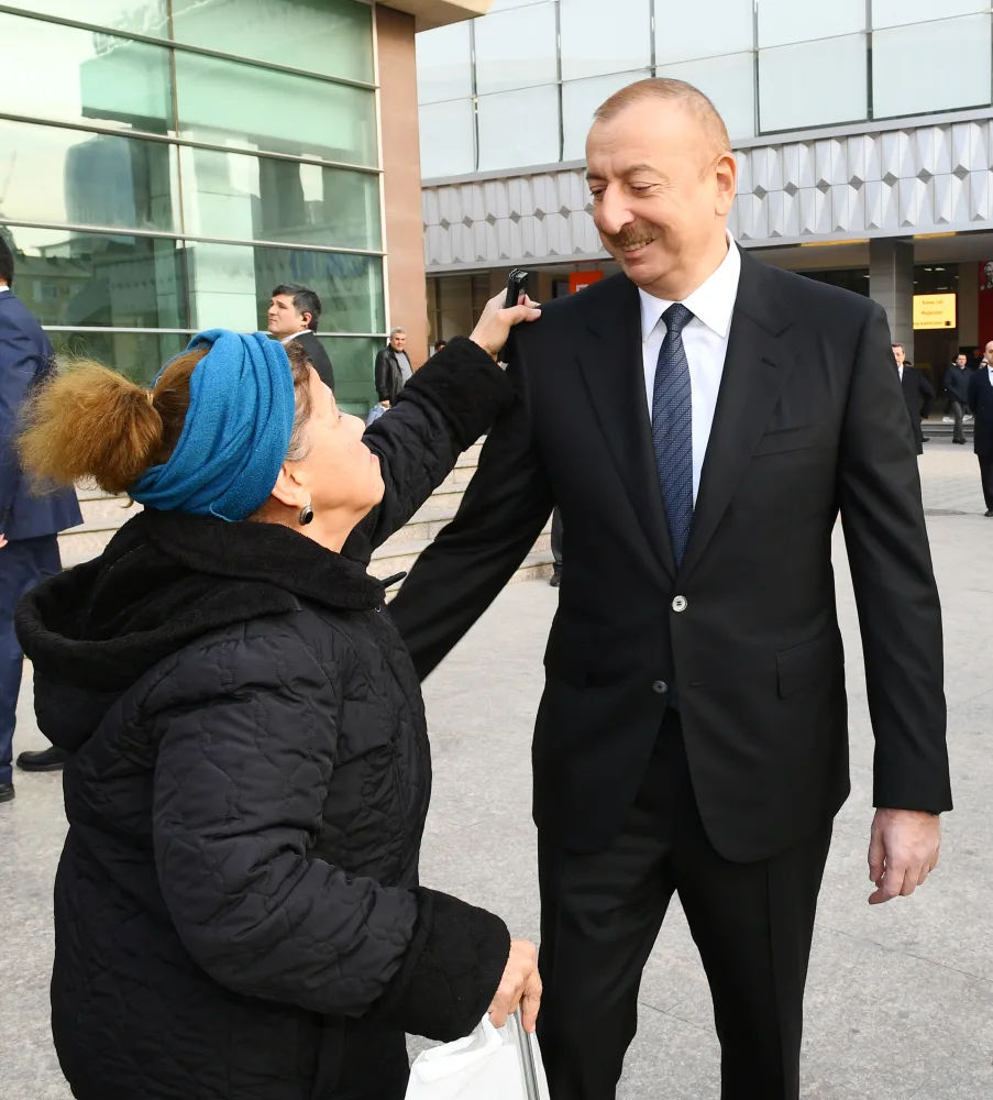 Prezident “28 May”da sakinlərlə görüşdü - FOTO - YENİLƏNİB