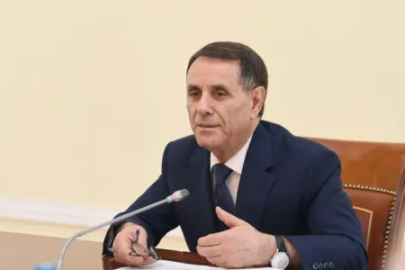 Novruz Məmmədov kollektivə təqdim olundu