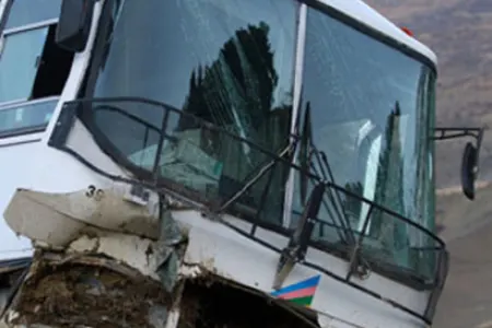 SON DƏQİQƏ! Bakıda marşrut mikroavtobusla toqquşdu - XƏSARƏT ALANLAR VAR-