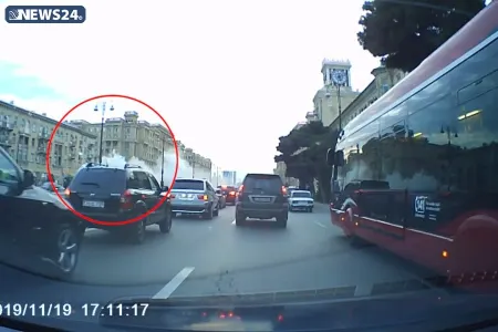 Bakının mərkəzi prospektində BİABIRÇI MƏNZƏRƏ – ŞƏHƏR TÜSTÜYƏ BÜRÜNDÜ - VİDEO