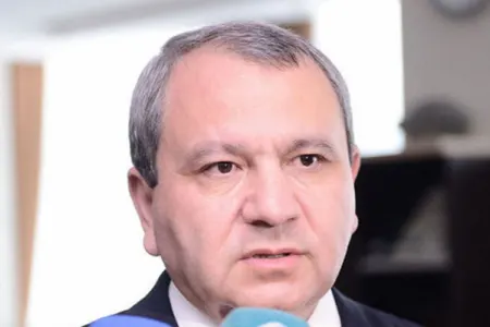 Rektor zəhərlənən qızlara görə xəstəxanaya getdi