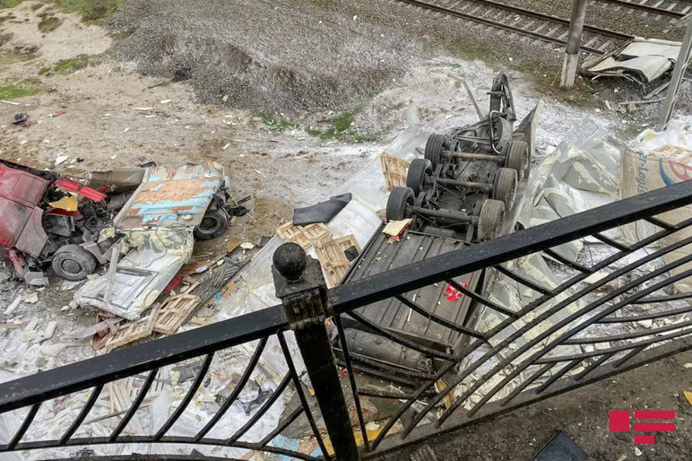 Bakıda yük maşını körpüdən aşdı, - ölənlər var - YENILƏNİB - FOTO