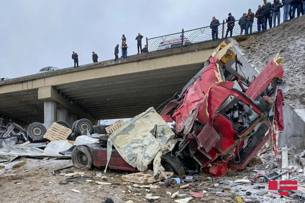 Bakıda yük maşını körpüdən aşdı, - ölənlər var - YENILƏNİB - FOTO