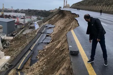 Bibiheybət yolunun sürüşmədən sonrakı son vəziyyəti - FOTOLAR