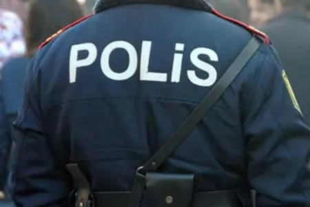Polis avtomobillə piyadanı vurdu